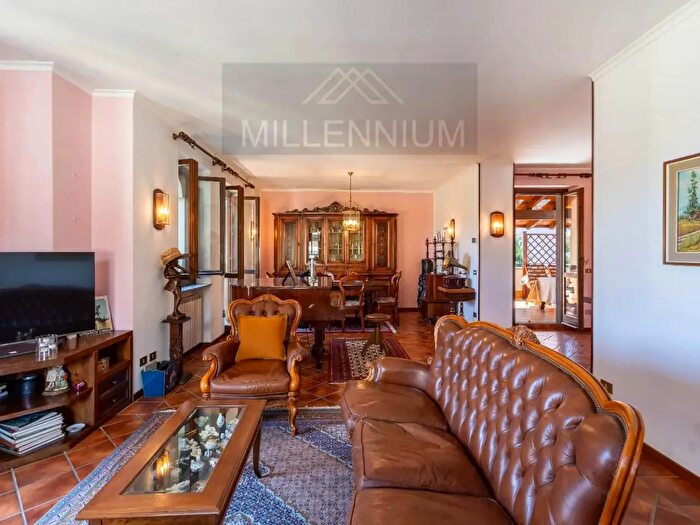 Casa con 7 locali in vendita in Via al Castello, Stresa