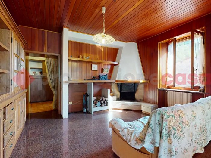 Casa con 10 locali in vendita in Via S Andrea, Gallicano