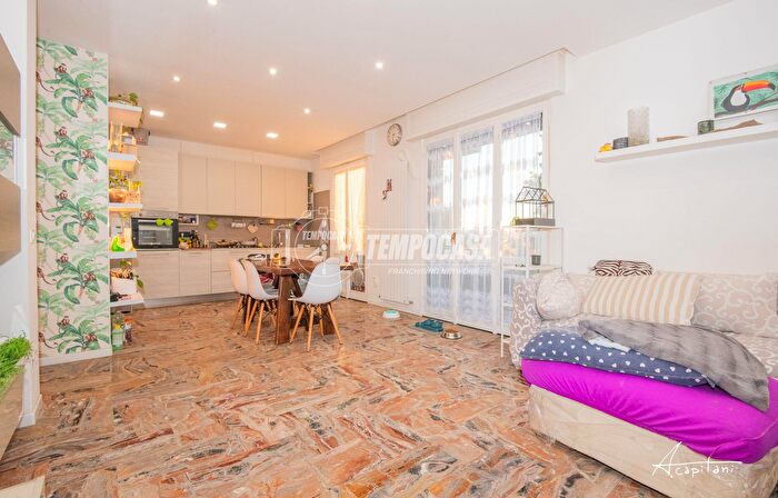 Appartamento con 5 locali in vendita in Via della Ghiaia, Modena