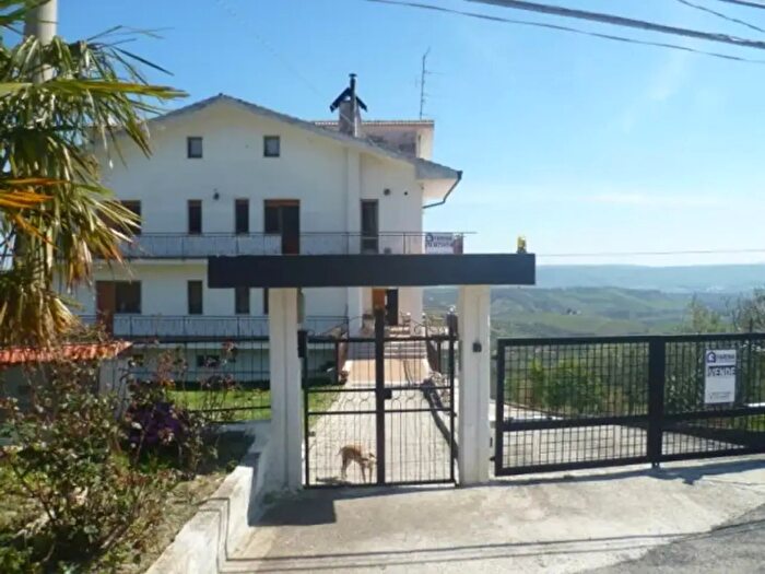 Casa con 6 locali in vendita in Contrada Villa Elce, Lanciano