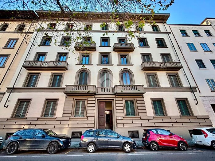 Appartamento con 6 locali in vendita in Viale Giovanni Milton, Firenze