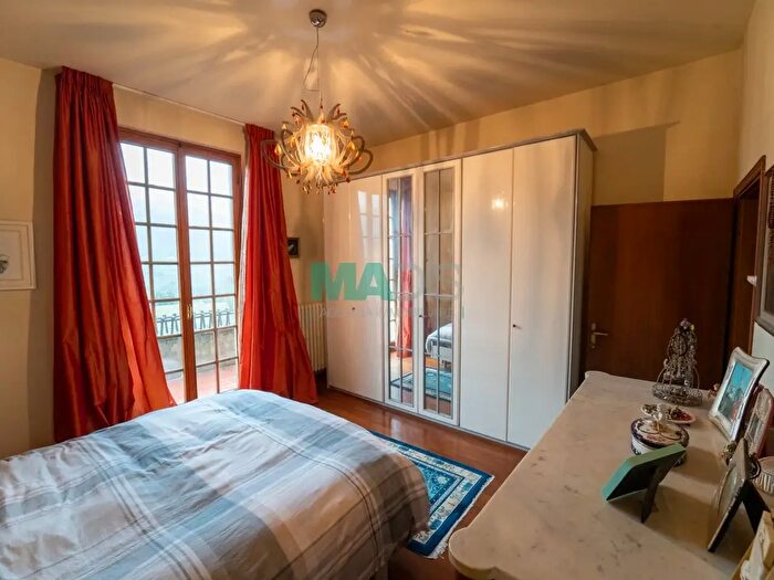 Casa con 7 locali in vendita in Vaiano