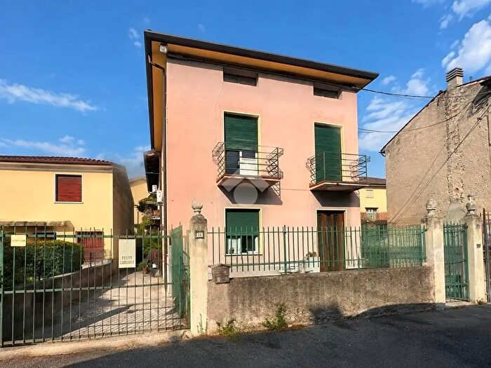 Casa quadrilocale in vendita in Piazzale Vittorio Veneto, Bussolengo