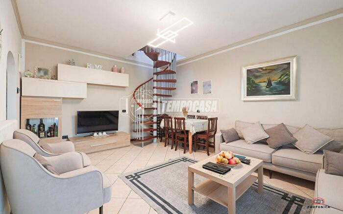 Appartamento con 7 locali in vendita in Via Canossa, Cotignola