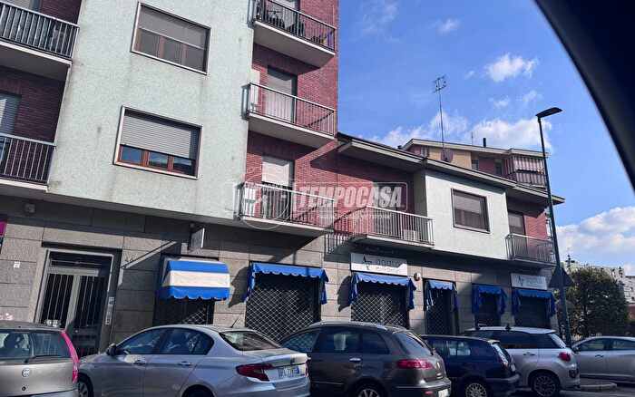 Appartamento con 9 locali in vendita in Via Ivrea, Torino