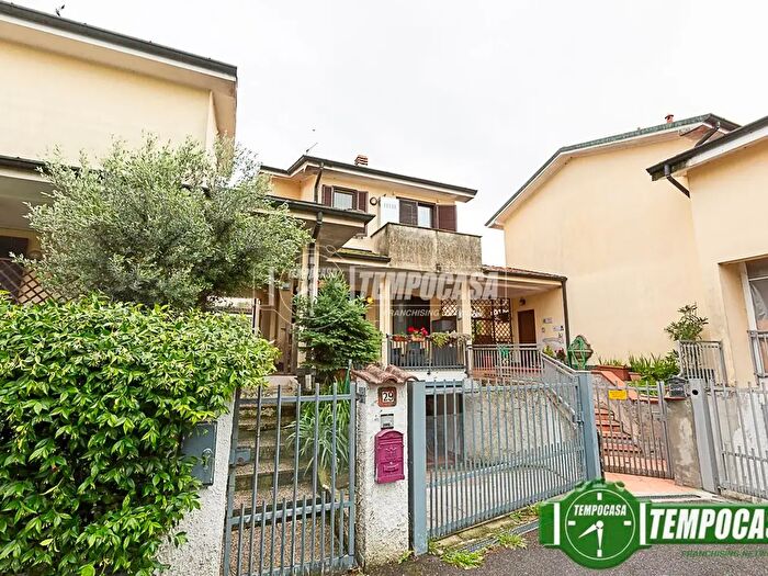 Casa trilocale in vendita in Via F Petrarca, Palazzo Pignano