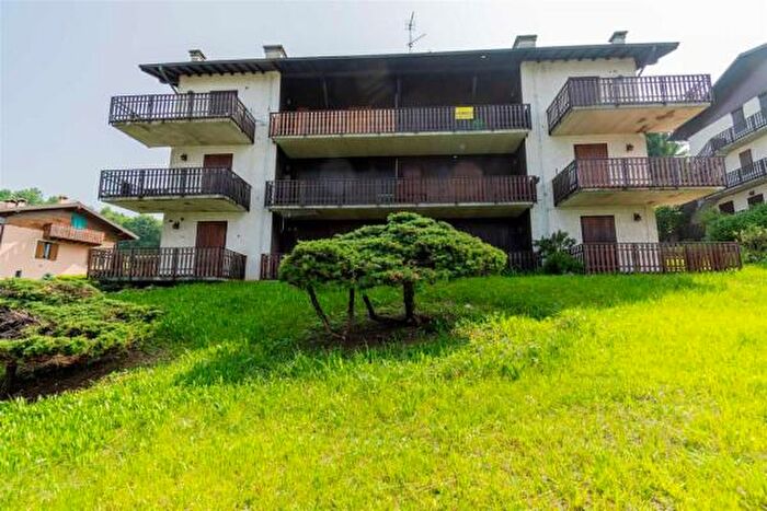 Appartamento trilocale in vendita in Via Prati Alti, Costa Di Serina