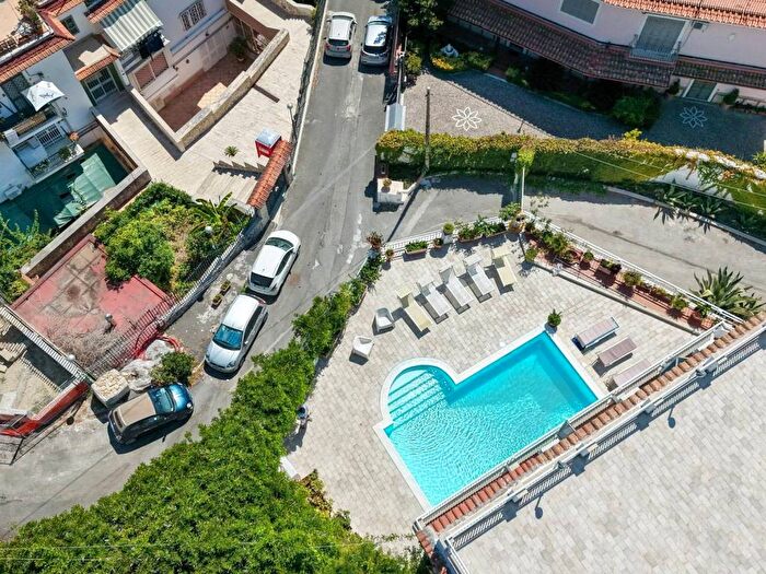 Casa con 6 locali in affitto in Via San Gennaro Agnano, Pozzuoli Alta, Pozzuoli