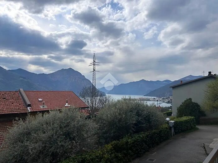 Casa quadrilocale in vendita in Via Brine, Costa Volpino