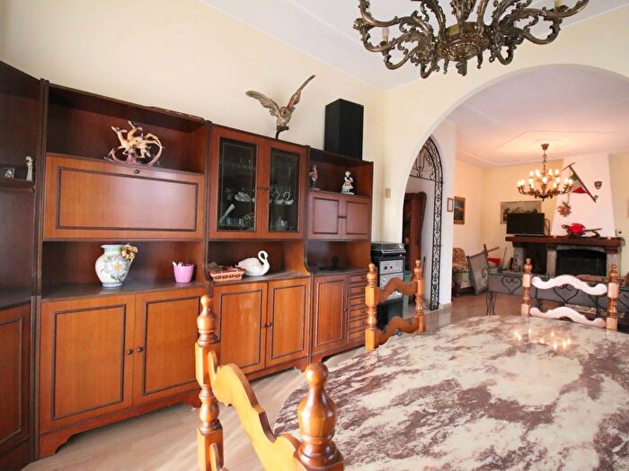 Appartamento trilocale in vendita in Vicolo Gradisca, Caronno Pertusella