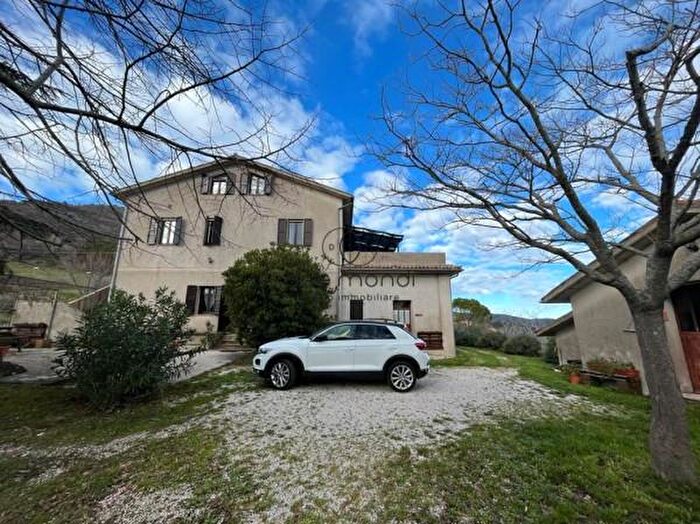 Casa con 6 locali in vendita in Frazione Terzo San Severo, Spoleto