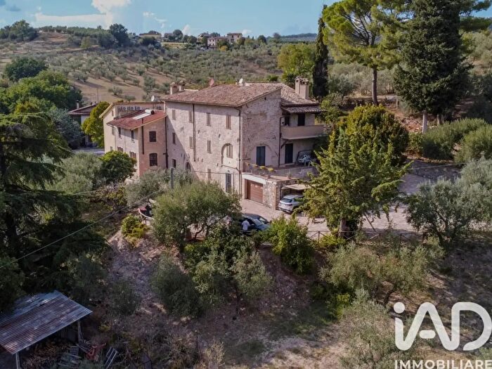 Casa con 13 locali in vendita in Via San Vittorino, Assisi