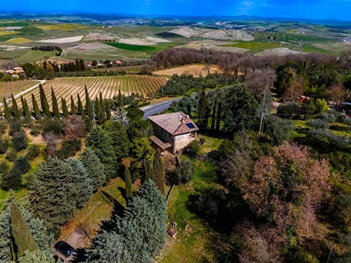 Casa con 9 locali in vendita in Montalcino