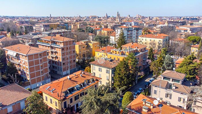 Appartamento con 6 locali in vendita in Via Vincenzo Bellini, Parma