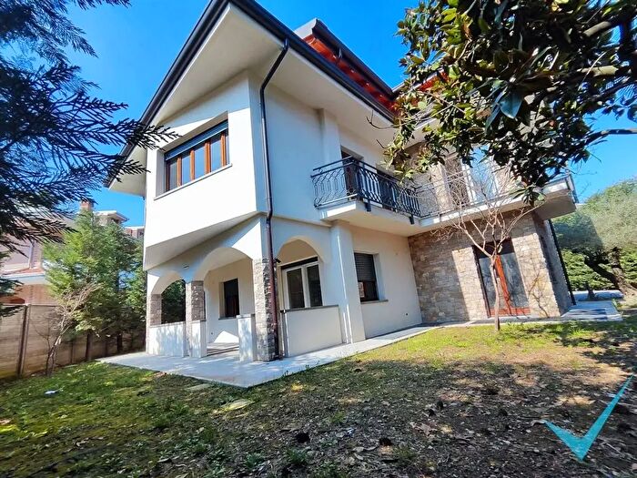 Casa con 10 locali in vendita in Via Monte Bianco, Limbiate