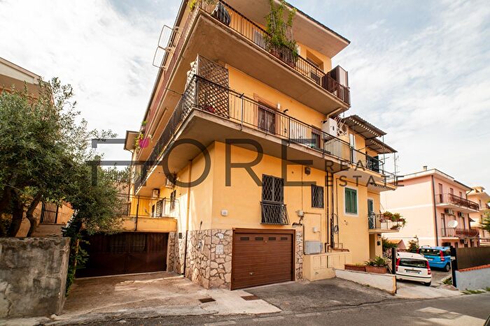 Appartamento trilocale in vendita in Via delle Lucarie, Roma