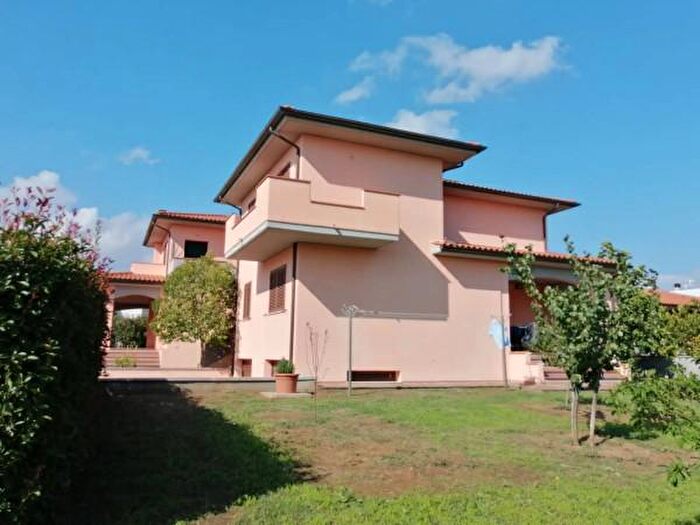 Casa con 6 locali in vendita in Via dei Papaveri, Roccastrada