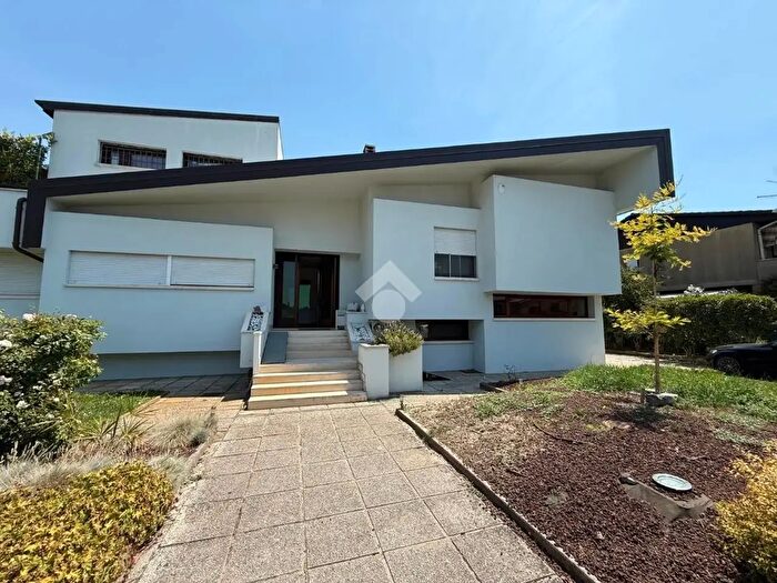 Casa trilocale in vendita in Vicolo a Gramsci, Costa Di Rovigo