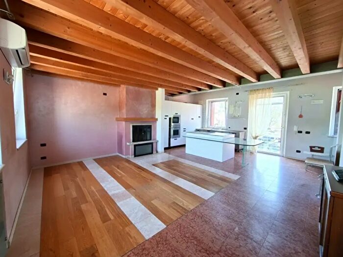 Casa con 5 locali in vendita in Valeggio Sul Mincio