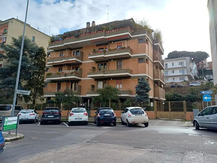 Appartamento con 8 locali in vendita in Via Passarelli, Matera