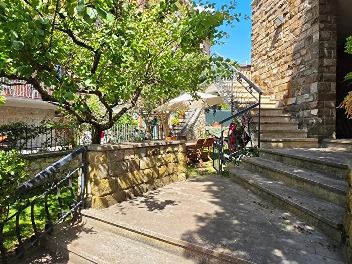 Appartamento con 10 locali in vendita in Via Lombardia, Siena