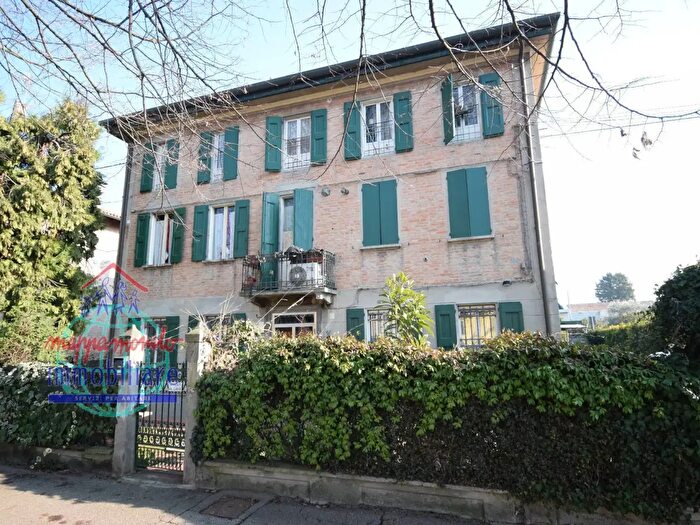 Casa con 12 locali in vendita in Viale Vittorio Falzoni Gallerani, Cento