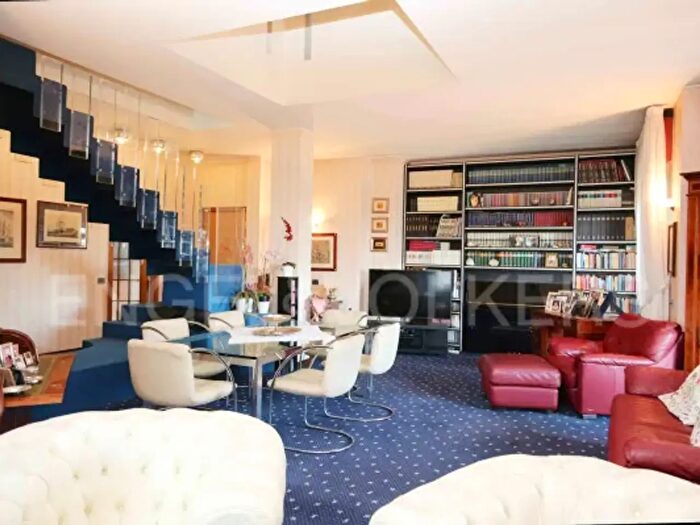 Appartamento con 6 locali in vendita in Via Cristoforo Colombo, Cesano Boscone