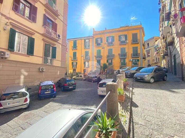 Appartamento trilocale in vendita in Piazzetta Luigi Settembrini, Napoli