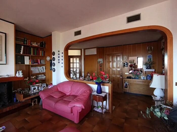 Casa con 15 locali in vendita in Luni