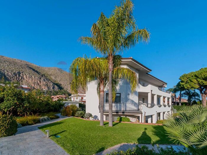 Appartamento con 5 locali in affitto in Via Aiace, Mondello Valdesi, Palermo