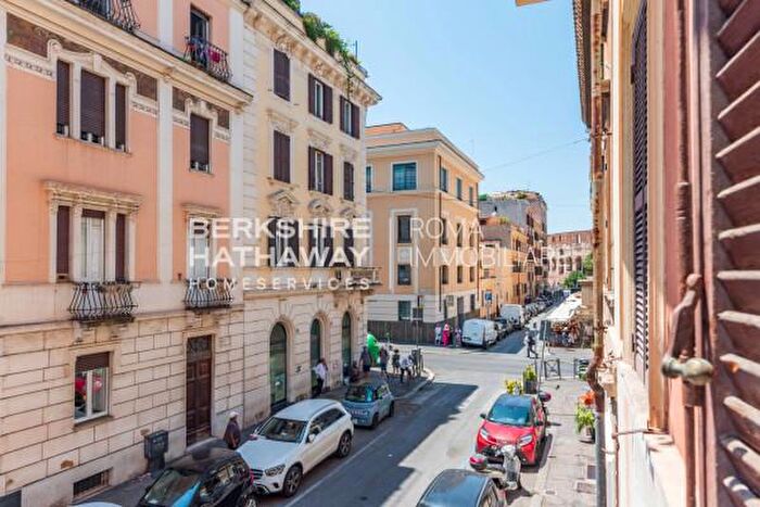 Appartamento quadrilocale in vendita in Piazza del Colosseo, Roma