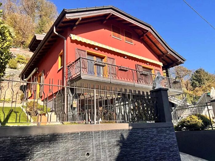 Casa con 6 locali in vendita in Dizzasco
