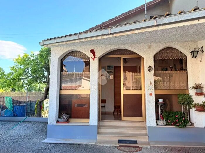 Casa con 5 locali in vendita in Via Lambruschina Sud, Stimigliano