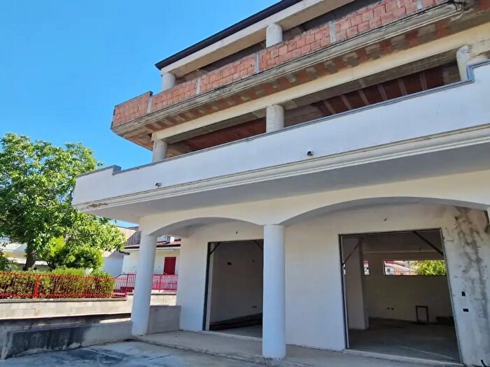 Appartamento con 8 locali in vendita in Via degli Spallieri Snc, Maddaloni