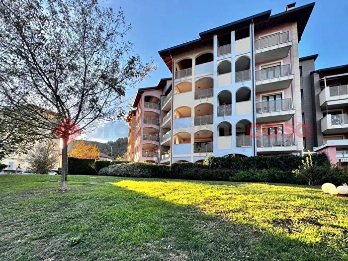 Appartamento trilocale in vendita in Via XXIV Maggio, Arona