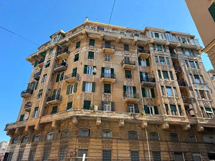 Appartamento con 5 locali in affitto in Via Montevideo, Genova