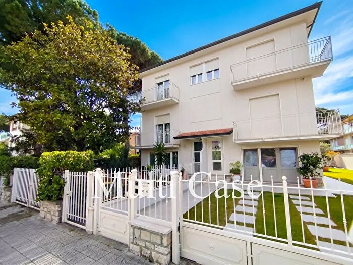 Casa con 7 locali in vendita in Via Gasparini, Camaiore