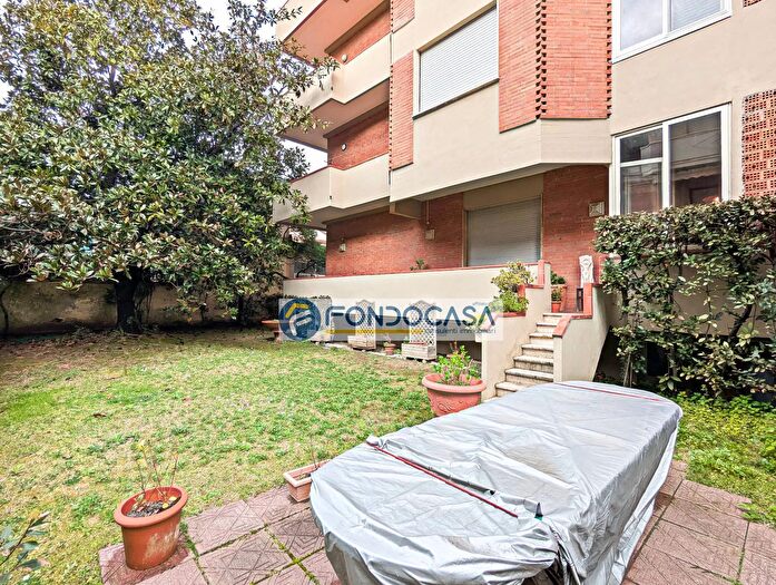 Appartamento con 6 locali in vendita in Via Vittorio Veneto, Massa