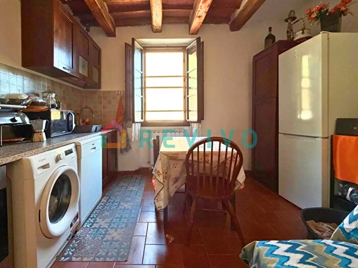 Casa con 6 locali in vendita in Carmignano