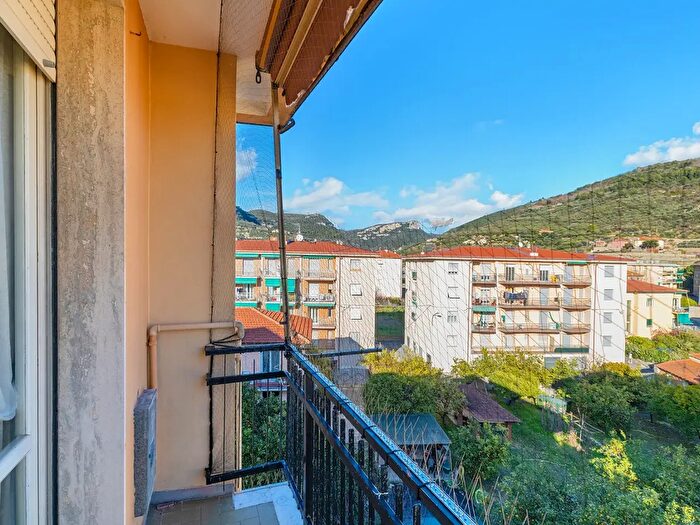 Appartamento trilocale in vendita in Via Varese, Finale Ligure