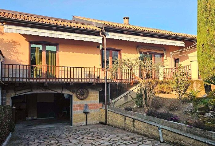 Casa con 12 locali in vendita in Via Cottolengo, Cavour