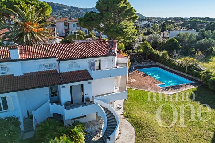 Casa con 14 locali in vendita in Via Numa Campi, Livorno