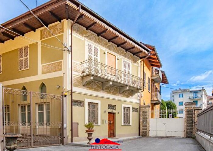 Casa con 6 locali in vendita in Piazza Settembre, Saluzzo