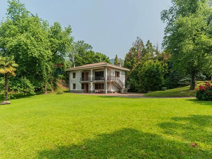 Casa con 12 locali in vendita in Via De Vittori, Saltrio