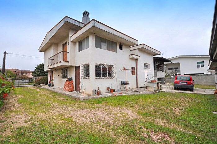 Casa quadrilocale in vendita in Inveruno