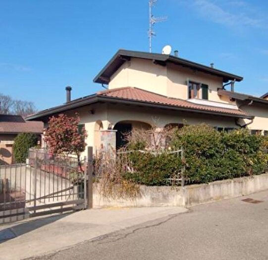 Casa con 5 locali in vendita in Cavaria Con Premezzo