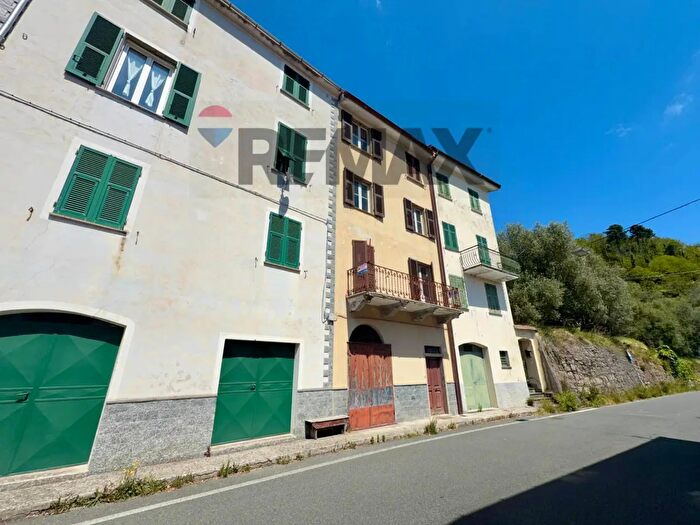 Casa con 6 locali in vendita in Castiglione Chiavarese