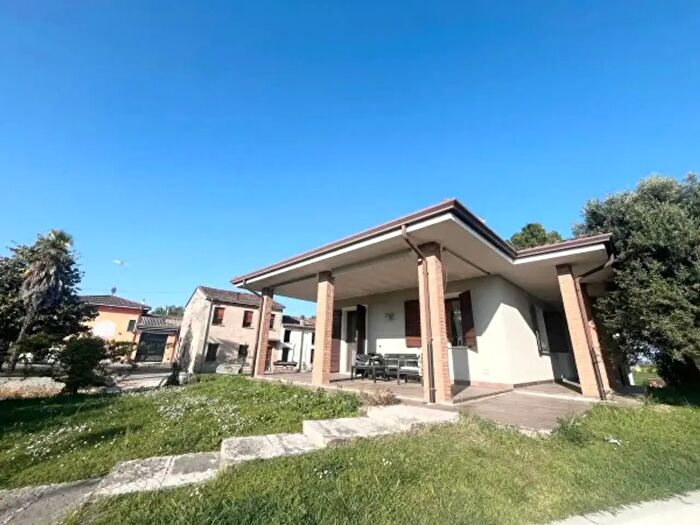 Casa con 5 locali in vendita in Via d Semeghini, Quistello