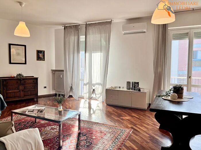 Appartamento con 5 locali in vendita in Via Enrico Berni, Verona