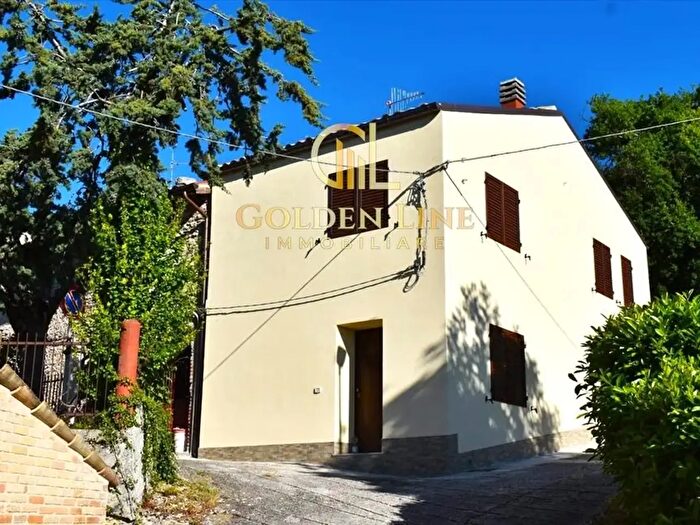 Casa quadrilocale in vendita in Frazione Vetice, Montefortino